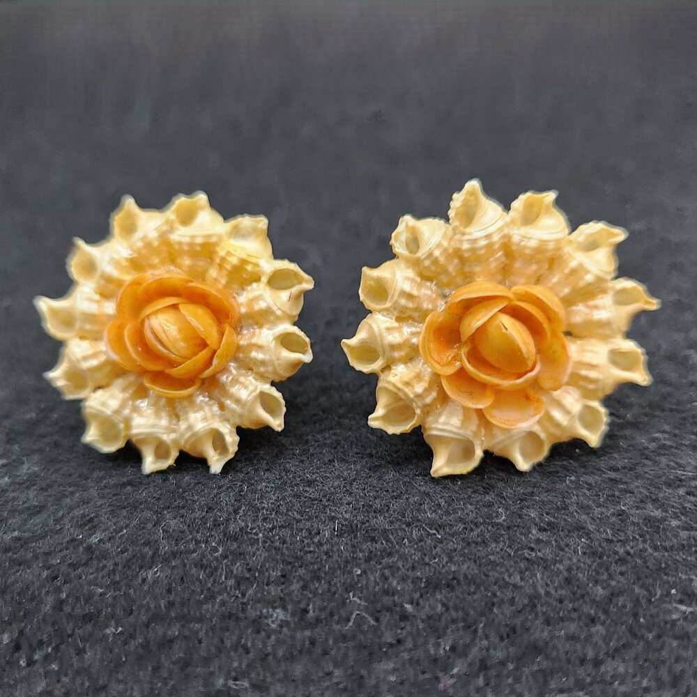 Vintage Seashell Screw on Earrings